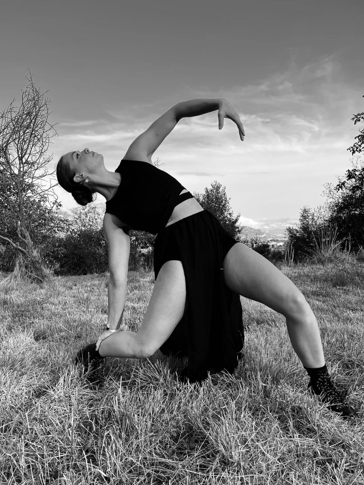 Maxine, PROFESSEUR DE DANSE CONTEMPORAINE Maxine, PROFESSEUR DE DANSE CONTEMPORAINE