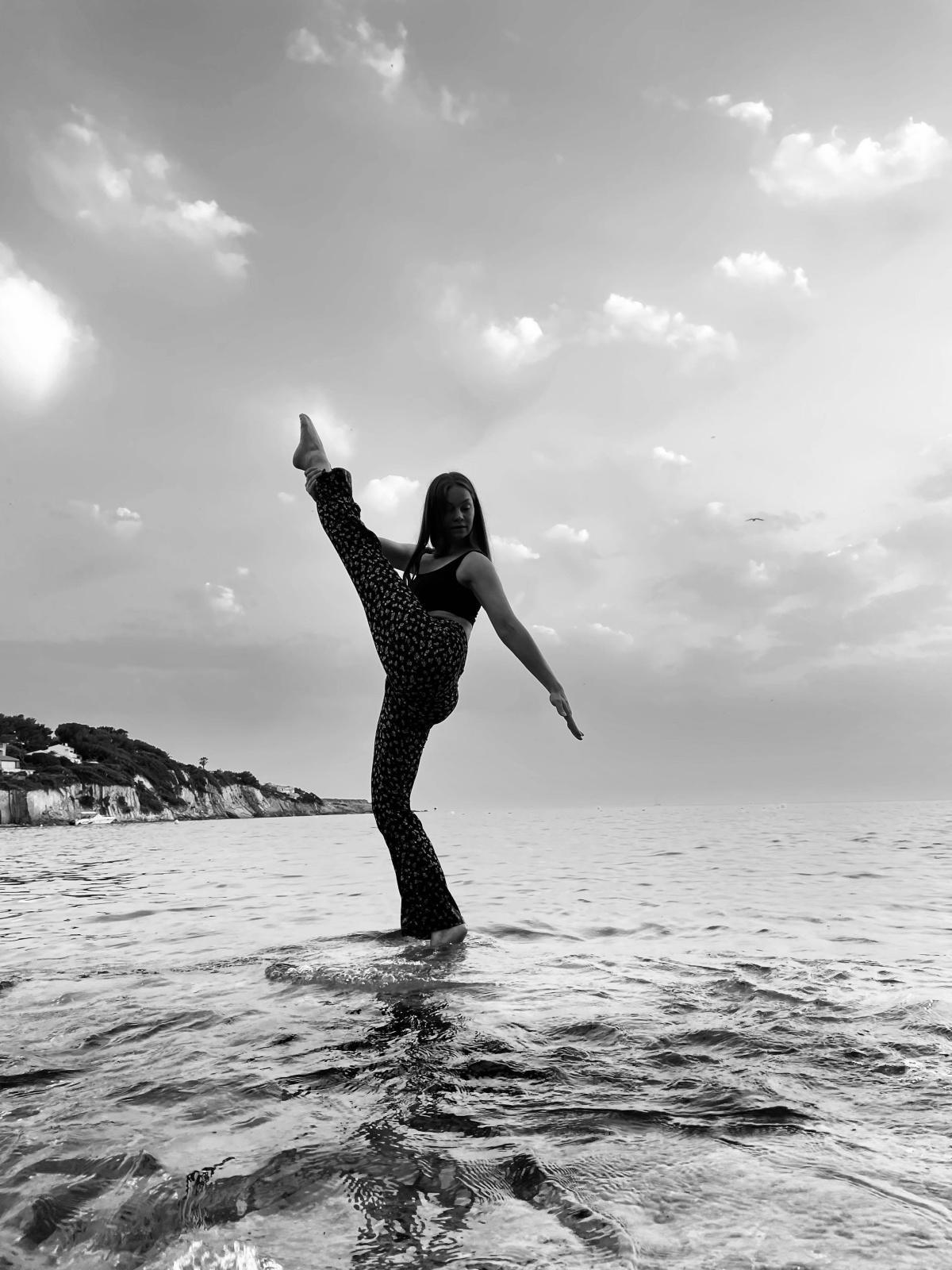 Maxine, PROFESSEUR DE DANSE CONTEMPORAINE Maxine, PROFESSEUR DE DANSE CONTEMPORAINE