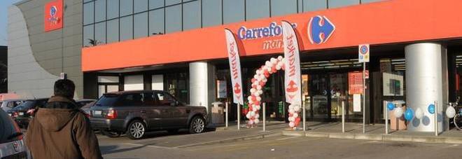 Italie : 52 salariés de Carrefour licenciés sur WhatsApp