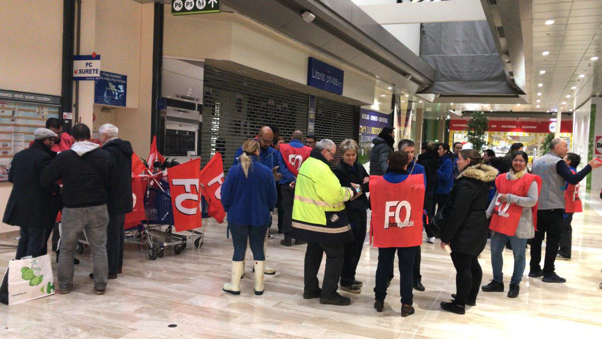 La déléguée syndical du Carrefour "Claye Souilly" interpelle le Directeur du magasin sur les conditions de travail !