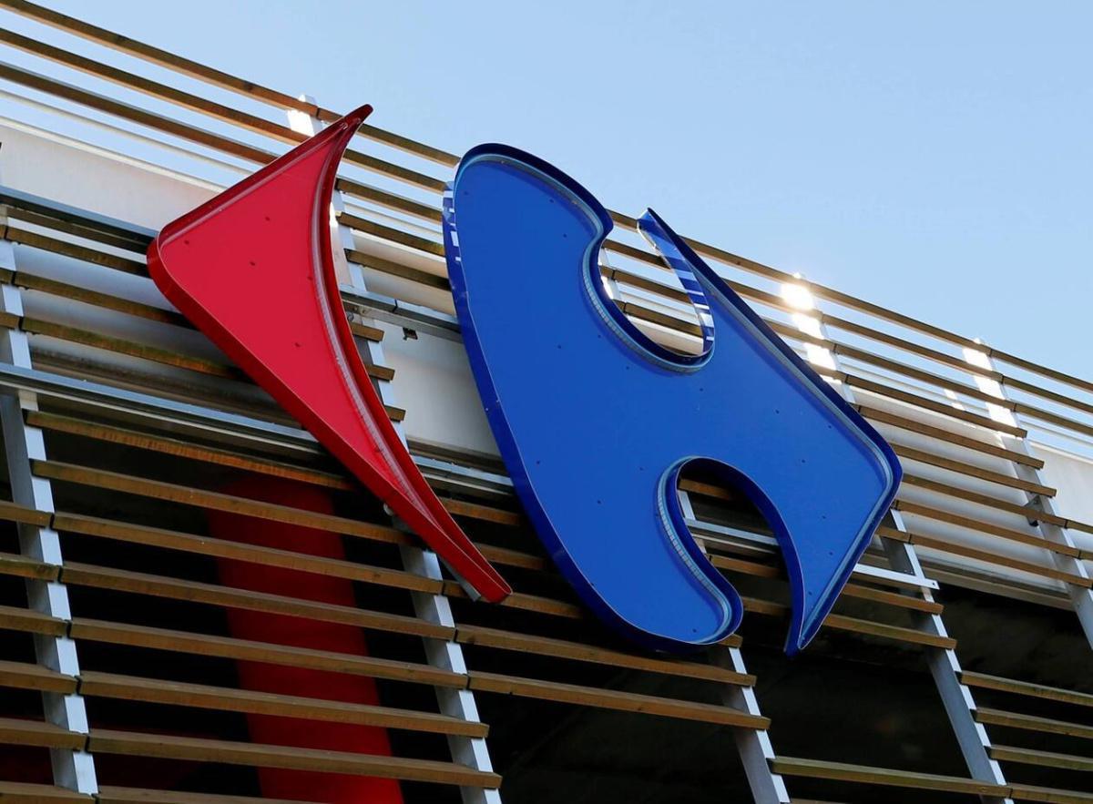 Carrefour réduit son dividende de moitié et baisse le salaire de son PDG