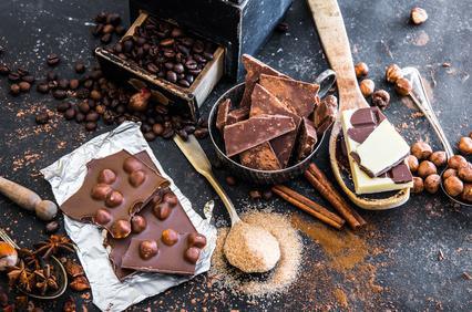 Assortiment de chocolats et d'épices