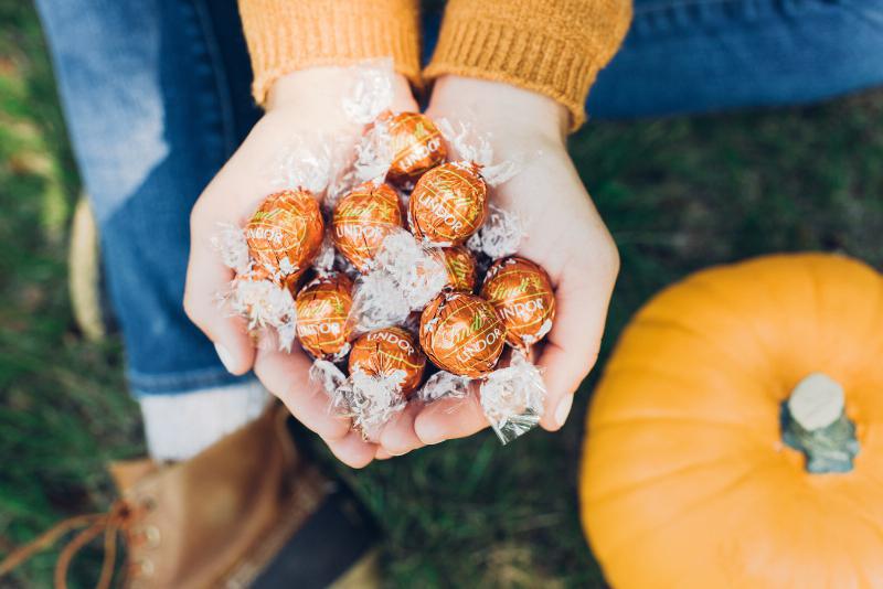 Tombez amoureux de la nouvelle truffe Lindor à la citrouille et au épices©Wells & Grace (PRNewsFoto Lindt USA)