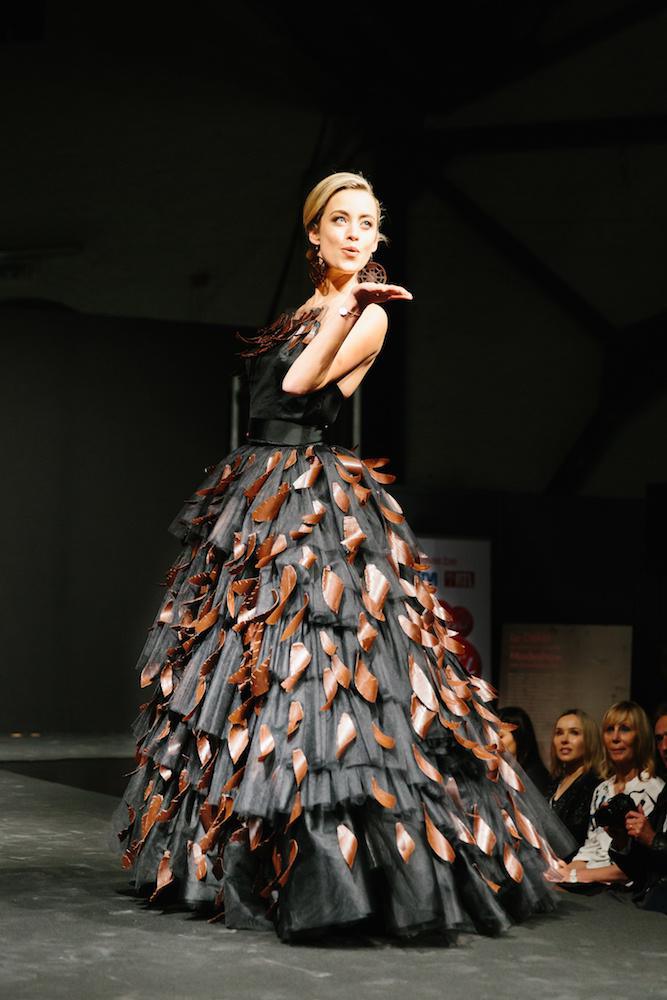 Emilie Dupuis dans la robe en chocolat©Kevin Faingnaert