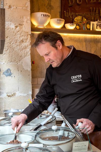 Patrice Chapon devant le bar à mousses aux chocolats©