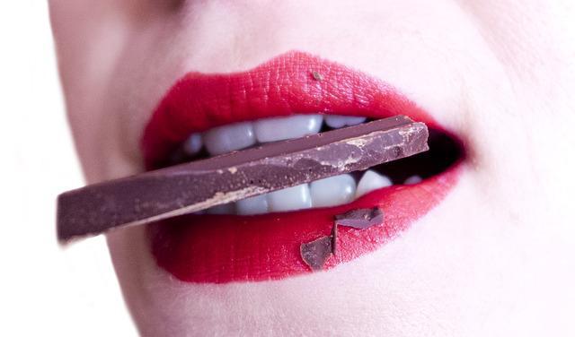 Femme qui mange du chocolat©