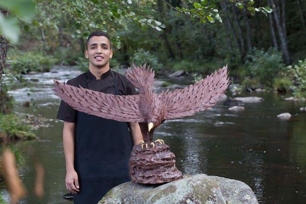 Hallil Makcharrade et son aigle en chocolat©Damien Bidaud Dartigane