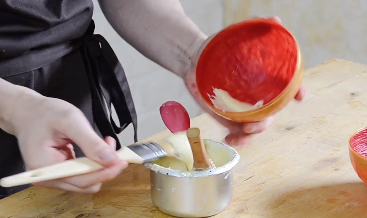 La fabrication d'une demi-sphère rouge et chocolat©ChocoClic.com