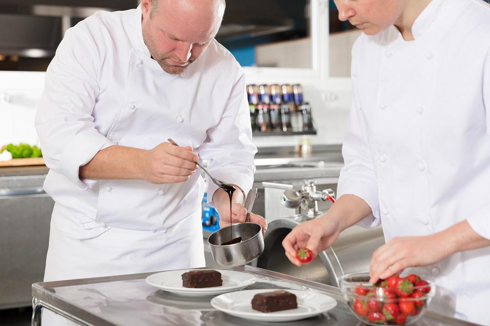 Un chocolatier en pleine action