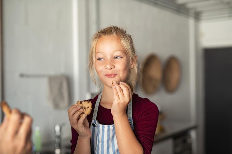 fille mangeant du chocolat coockie