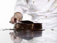Le glaçage de la Sacher Torte ©