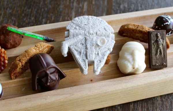 Le sabre laser, le casque de Darth Vador and le Millennium Falcon en chocolat©
