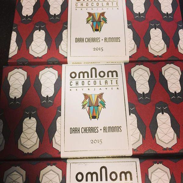 Les tablettes de chocolat aux cerises et amandes par Omnom Chocolate©