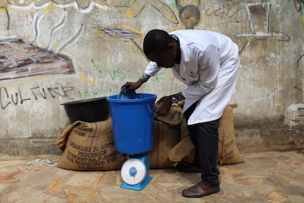 Un travailleur de Choco Togo pèse des féves de cacao©Roger Adzafo , Espoir Kodjo