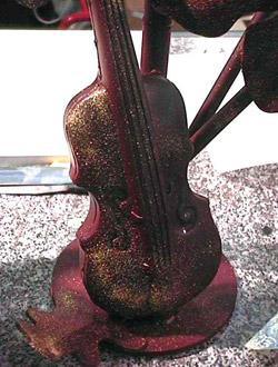 Violon en chocolat parsemé d'or