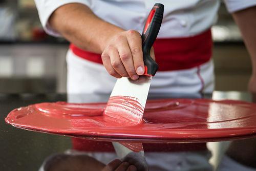 TRAVAIL COUVERTURE INSPIRATION FRAISE©Valrhona