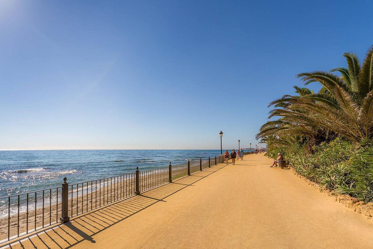 Paseo junto al mar, desde Marbella hasta San Pedro