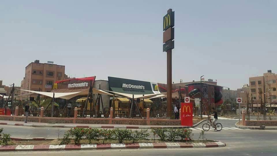 أعضاء من بعثة الأمم المتحدة بالصحراء المغربية MINURSO يتناولون وجبة الغذاء بمطعم Mc Donald's بمدينة العيون الساقية الحمراء