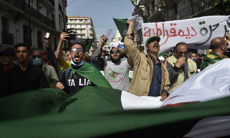"هيومن رايتس ووتش" تستنكر القمع المكثف الذي ينهجه النظام الجزائري ضد نشطاء الحراك