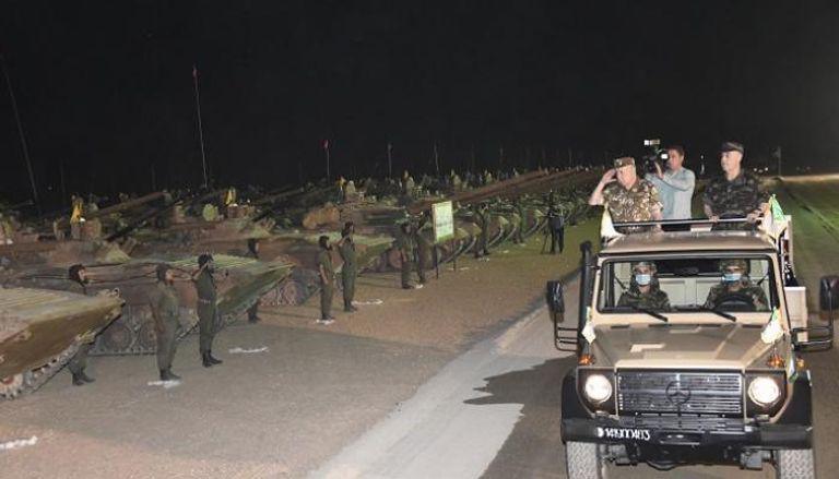 مناورات ليلية بذخيرة حية. جيش الجزائر يرى "الأعداء" في كل مكان ..وزمان