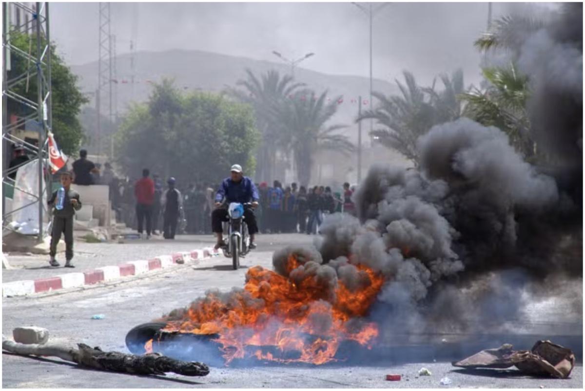 مأساة المزونة تكشف أزمة تونس العميقة: غضب شعبي يتصاعد بعد وفاة ثلاثة طلاب مأساة المزونة تكشف أزمة تونس العميقة: غضب شعبي يتصاعد بعد وفاة ثلاثة طلاب