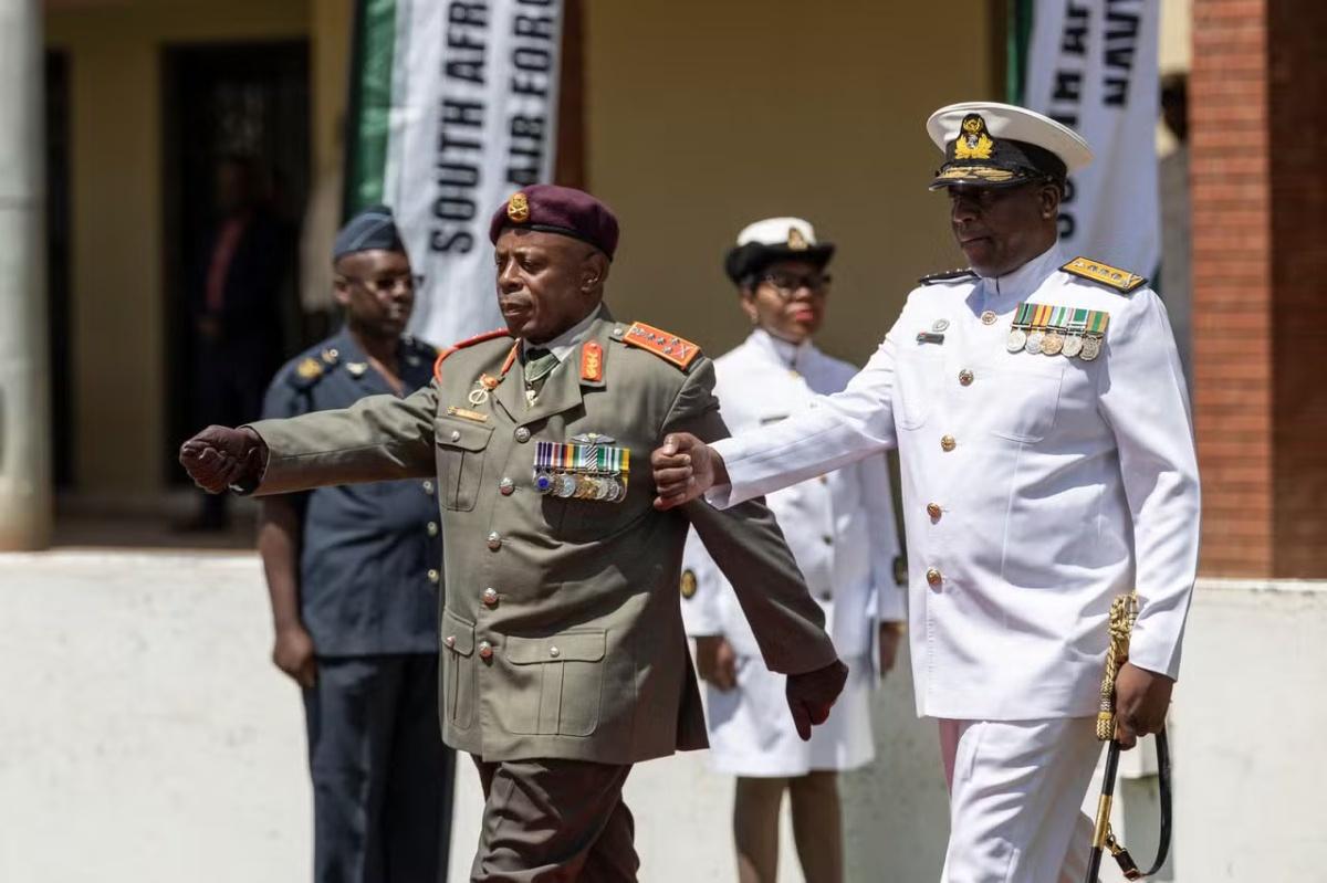 توترات دبلوماسية بين جنوب أفريقيا والولايات المتحدة بعد زيارة رئيس أركان الجيش الجنوب أفريقي إلى إيران توترات دبلوماسية بين جنوب أفريقيا والولايات المتحدة بعد زيارة رئيس أركان الجيش الجنوب أفريقي إلى إيران