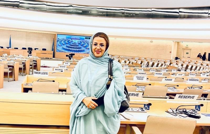 مدافعة حقوقية تدق ناقوس الخطر حول عسكرة مخيمات تندوف مدافعة حقوقية تدق ناقوس الخطر حول عسكرة مخيمات تندوف