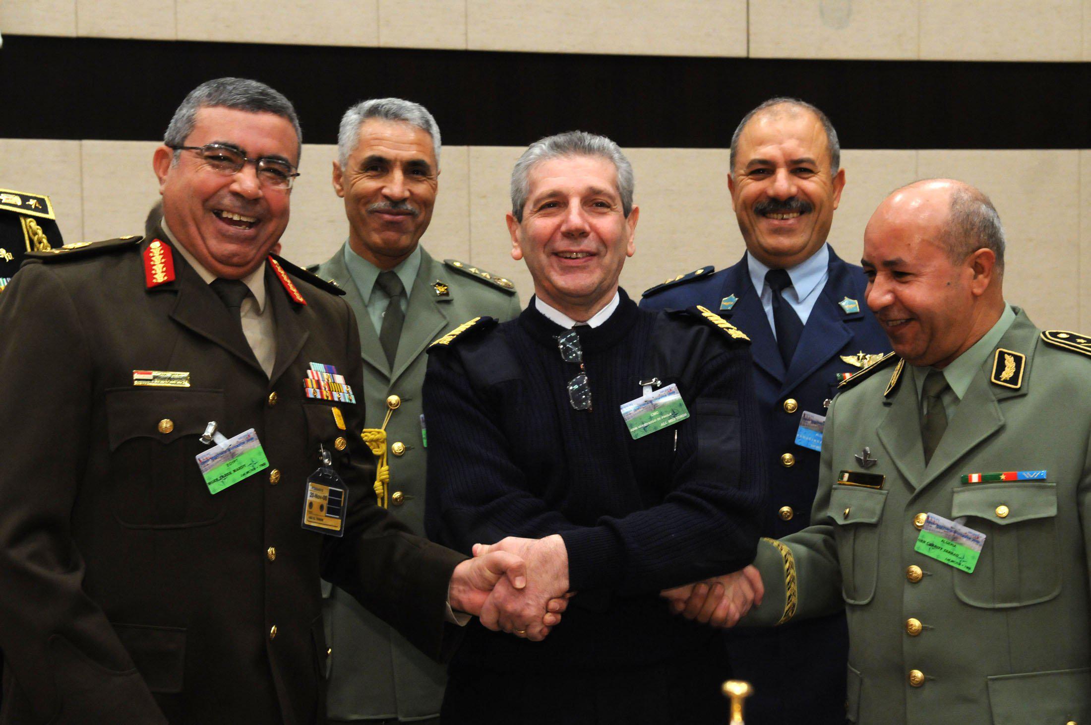 جنرالات الجزائر مع نظرائهم الإسرائيلين في أحد اجتماعات الناتو2