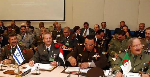 جنرالات الجزائر مع نظرائهم الإسرائيلين في أحد اجتماعات الناتو4