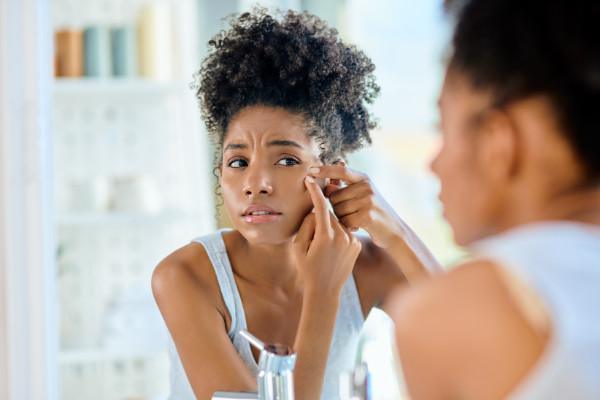 Petits boutons, démangeaisons : et si c’était une allergie au soleil ? 