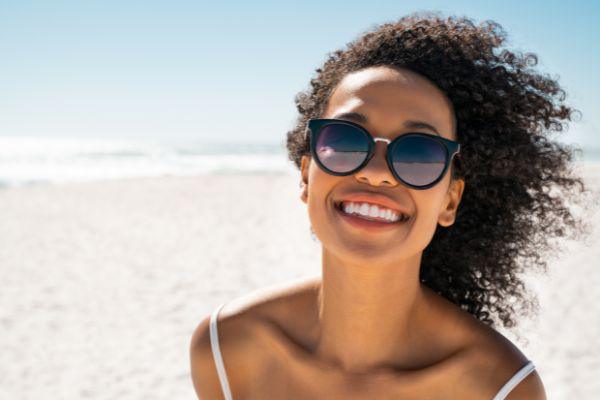 Soleil, mer, sable : comment protéger ses cheveux en été
