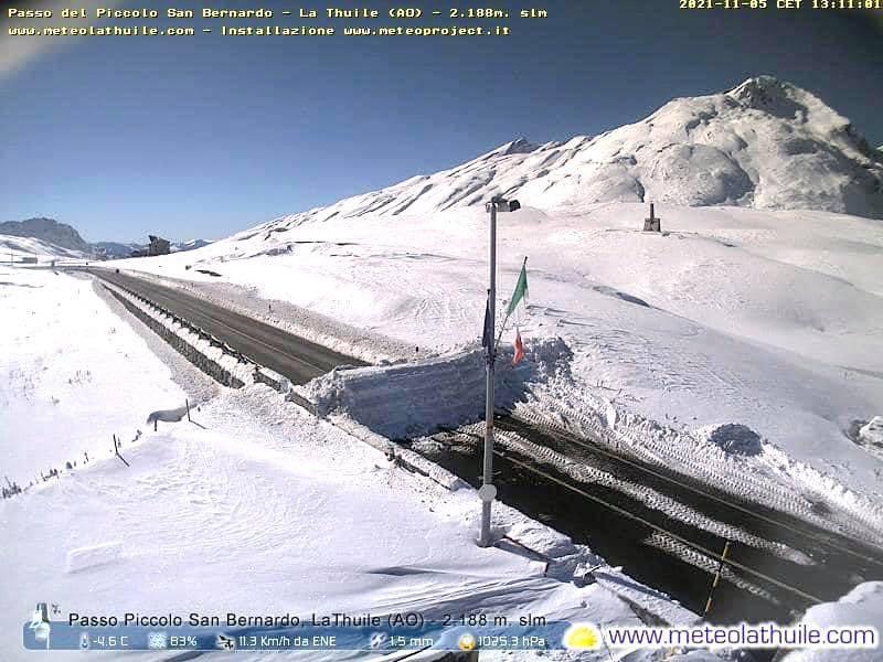 Il Colle del Piccolo San Bernardo è ufficialmente chiuso al traffico.