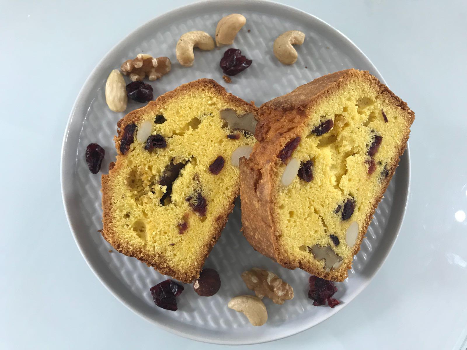 Plumcake alla vaniglia con frutta secca e mirtilli rossi