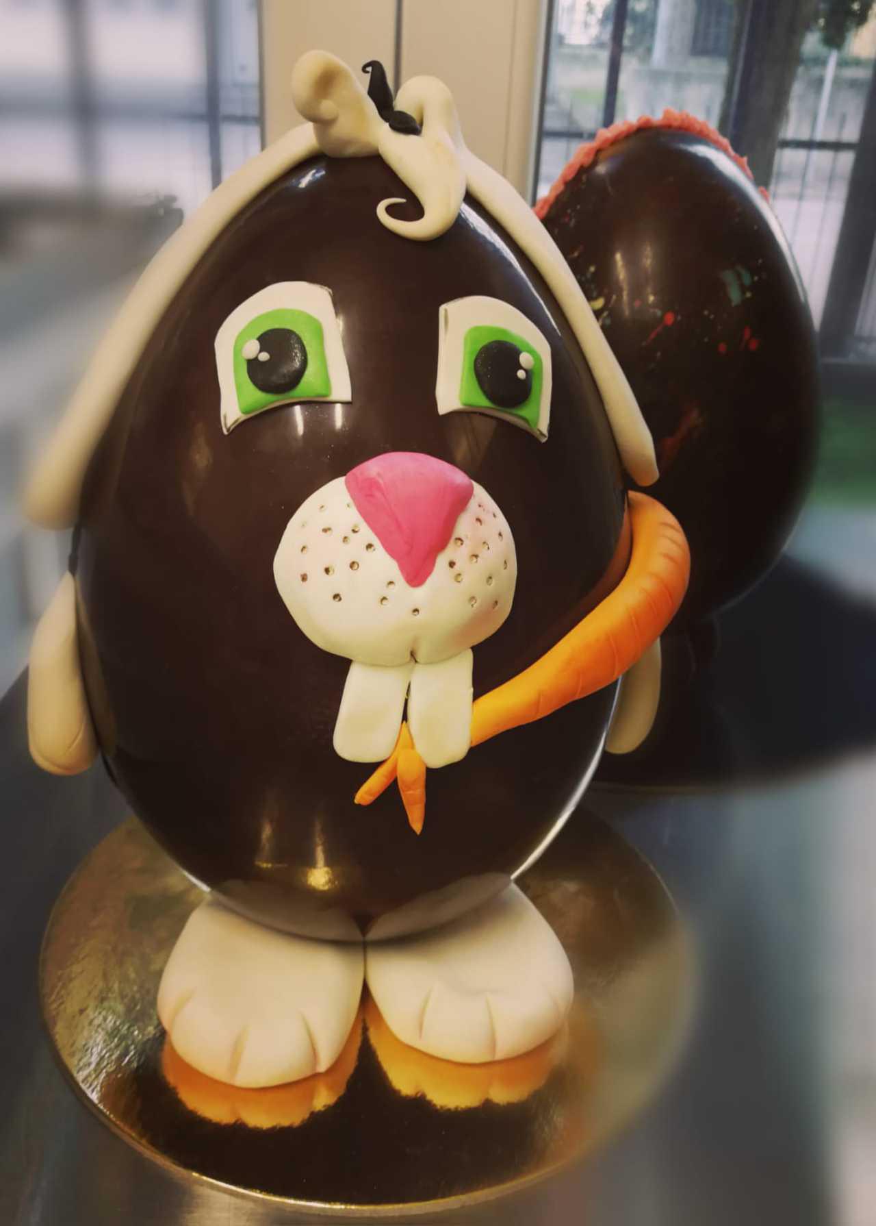 Uovo di Pasqua decorato in pasta di zucchero