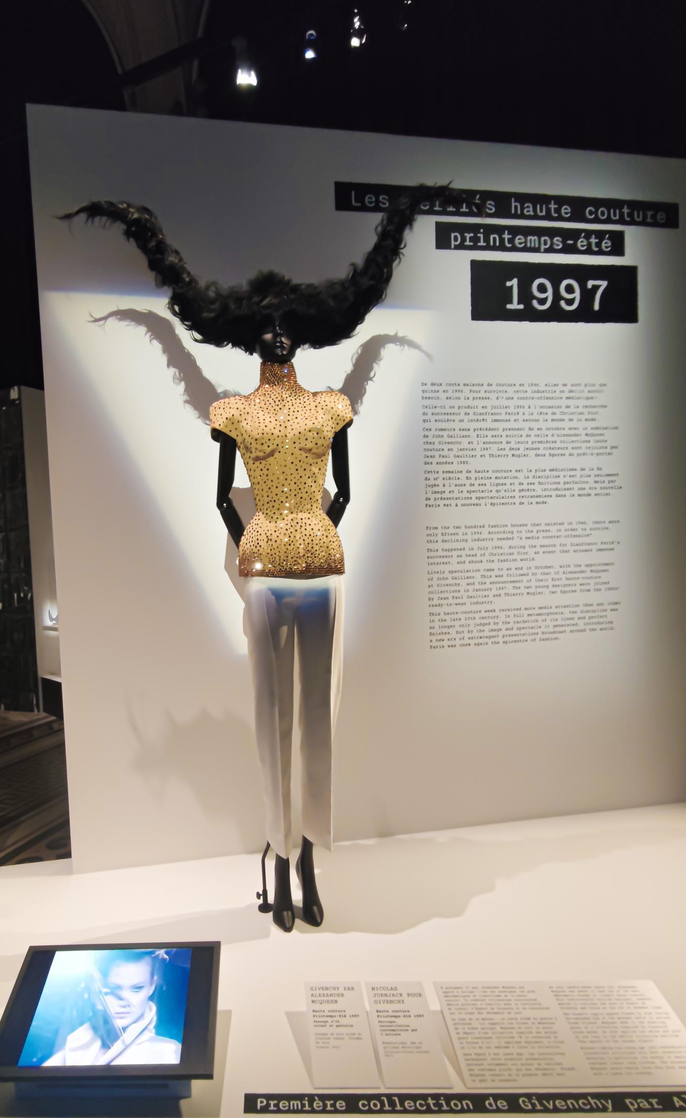 Bella Hadid's Vintage Dior Gown Is Jackie Kennedy Meets Audrey Hepburn