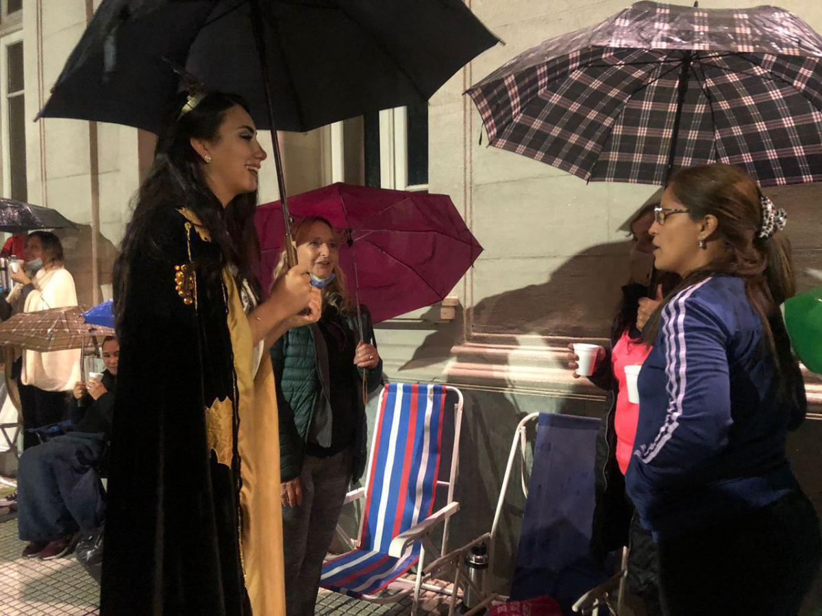 La reina de Santa Rosa acompañó bajo la lluvia a los que hacen cola por entradas