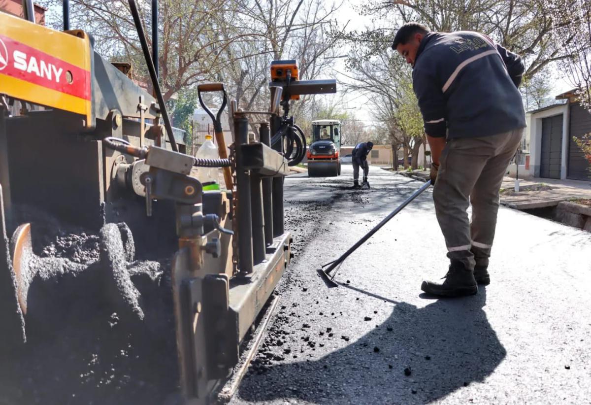 Continúan las obras de asfalto en Mayor Drummond
