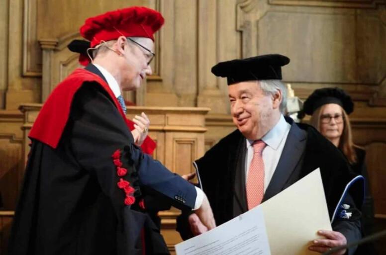 « Truth, science and knowledge are being questioned. » « Truth, science and knowledge are being questioned. »