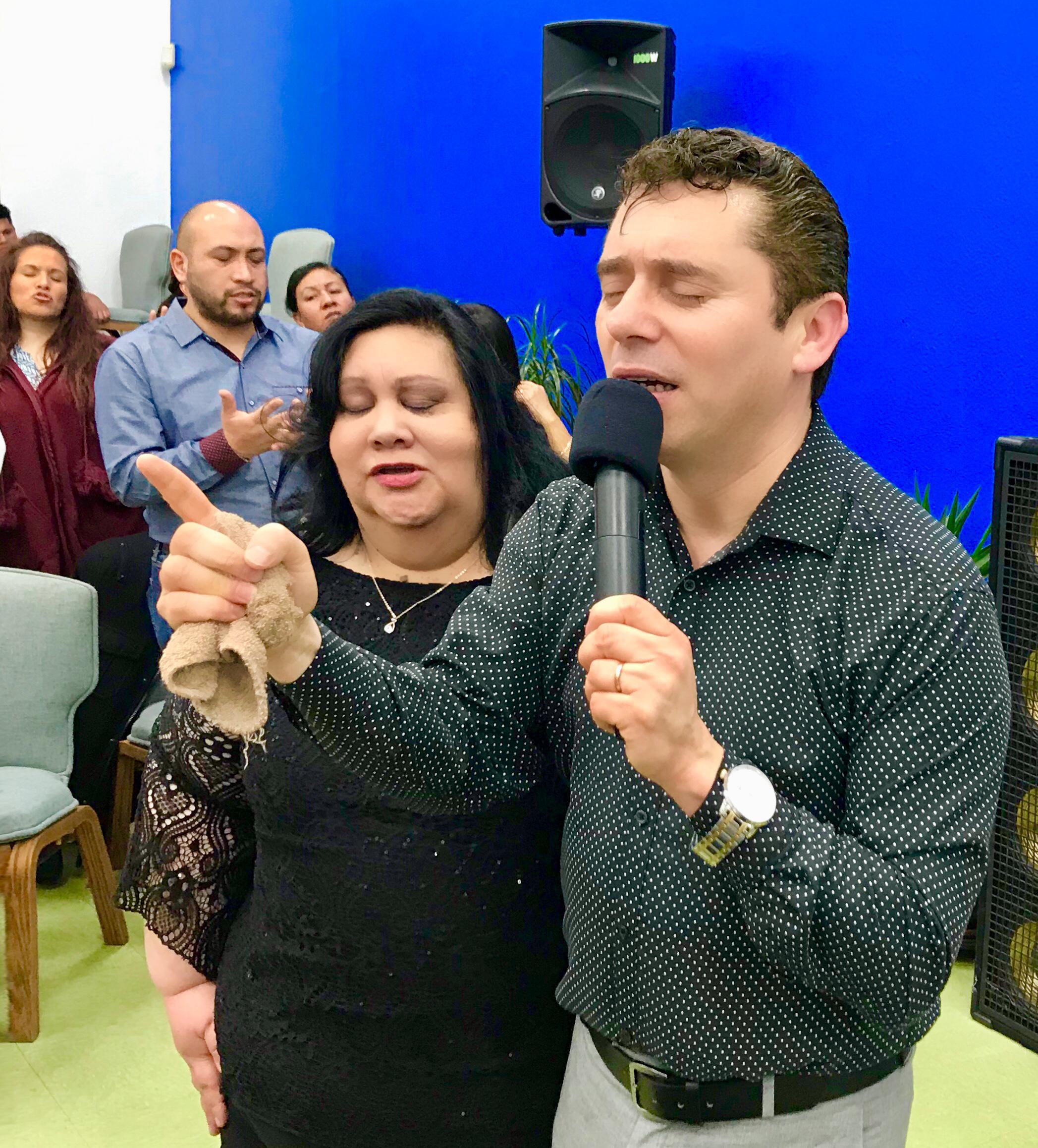 Los Apóstoles Eduardo y Sussy Ojeda orando por los matrimonios