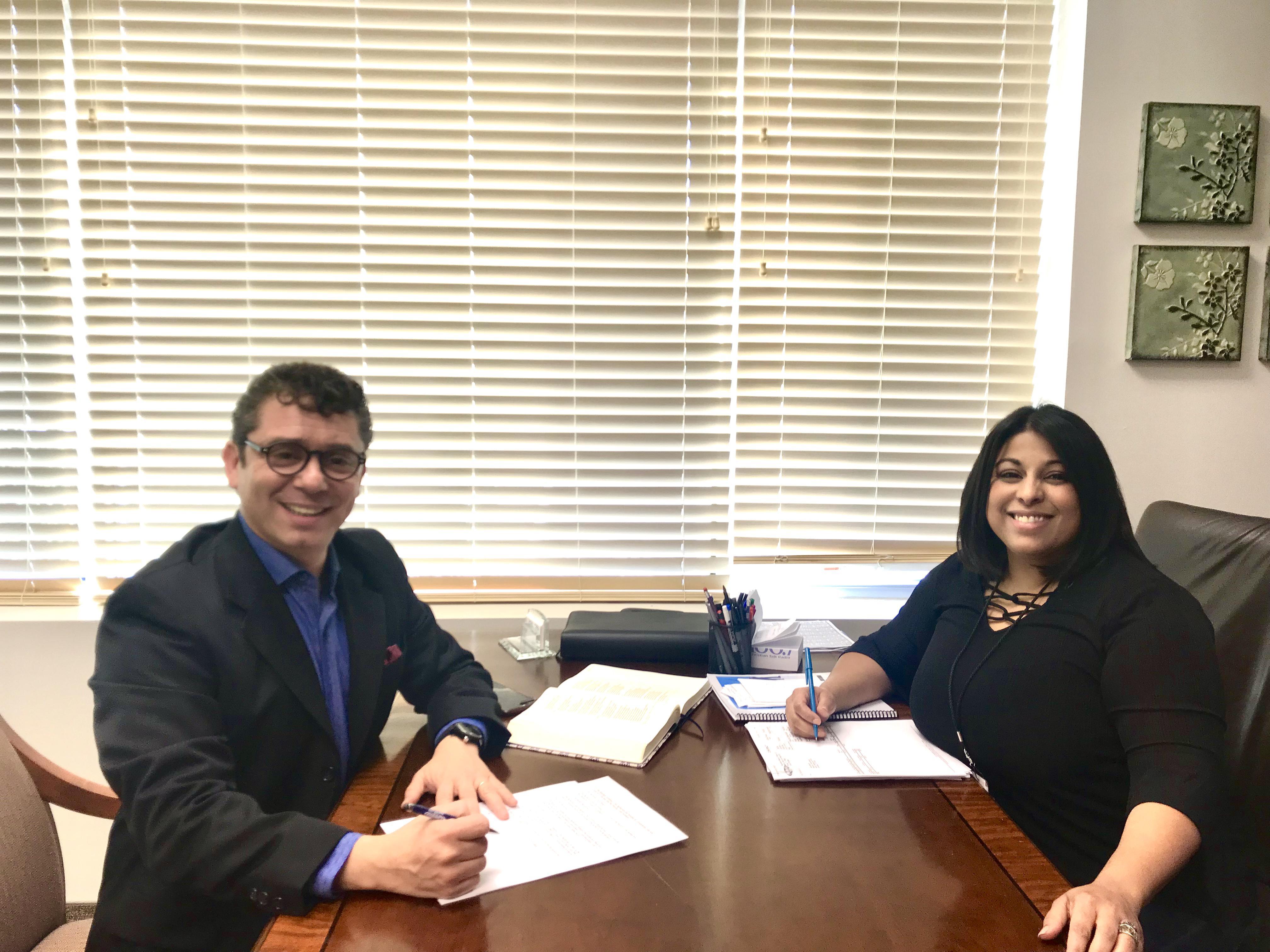 El Apóstol Eduardo Ojeda con la gerente de Radio Luz, Yary Sidney antes de firmar el contrato