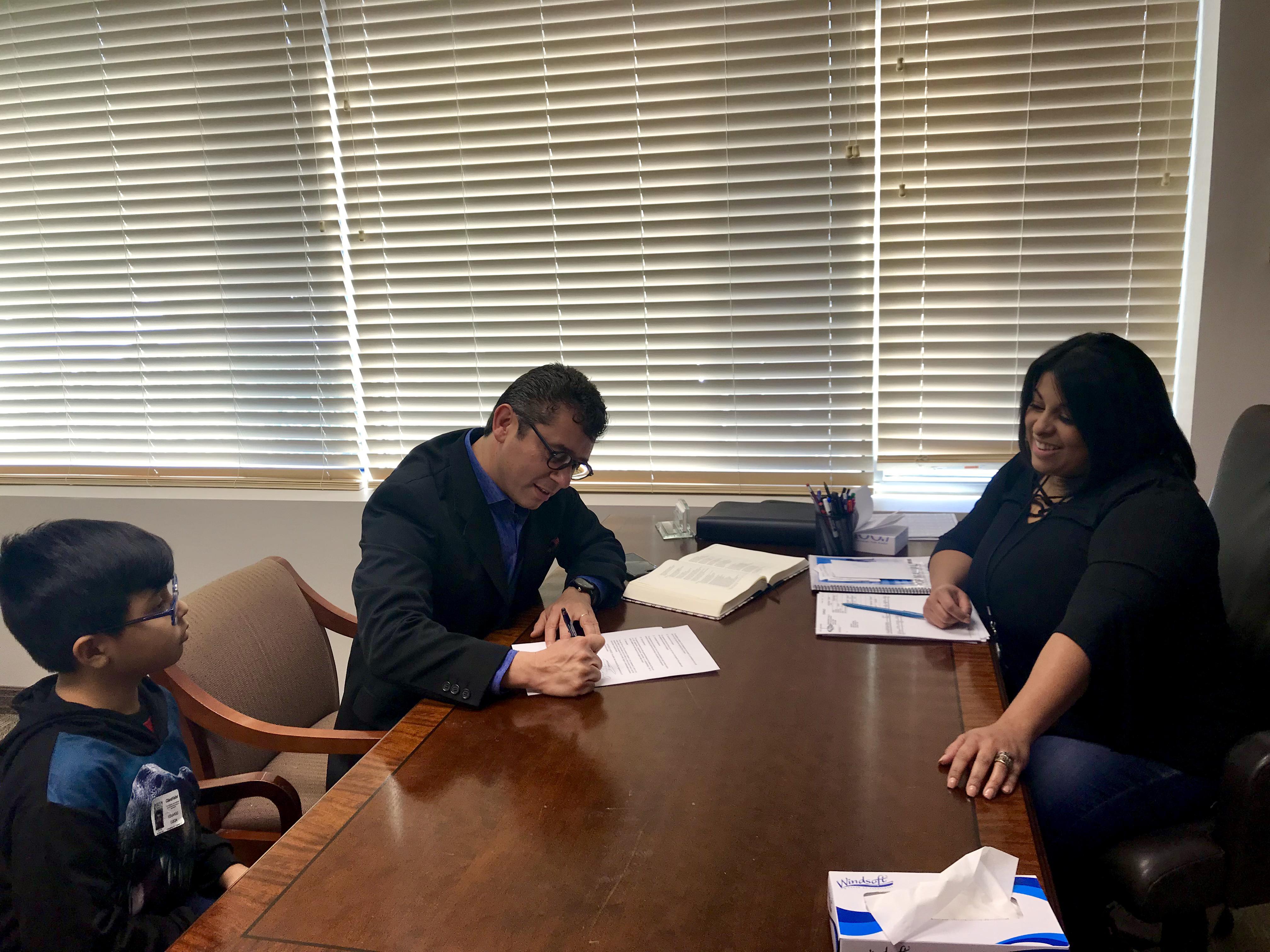 Terminando de firmar el contrato, ¡y con Allan Ojeda como testigo del evento!