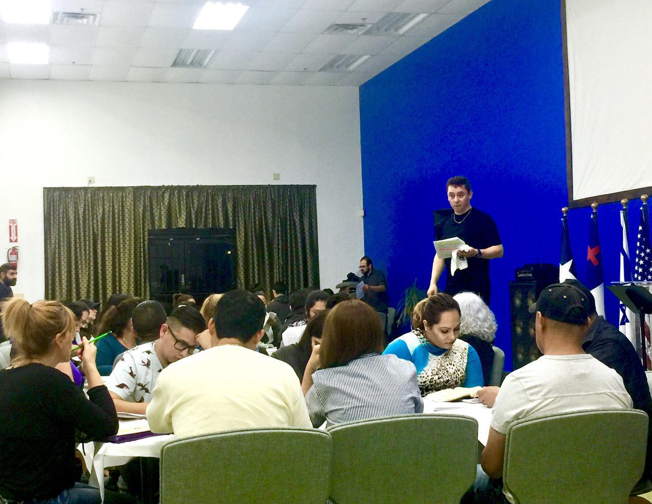 Nuestro Pastor ministrando en el discipulado a familias hambrientas y sedientas de conocer más de Dios.