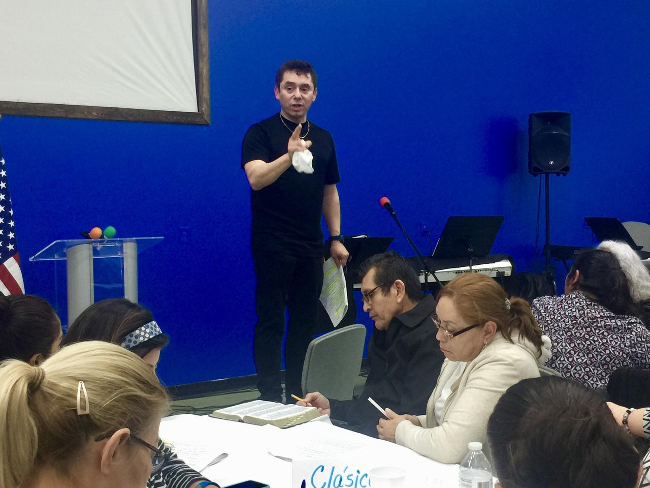 Nuestro Apóstol, Eduardo Ojeda, llevando adelante el discipulado en Jesús es el Camino arriba de una silla platicándonos de la Palabra. Nada le impide enseñar... ¡es su pasión!