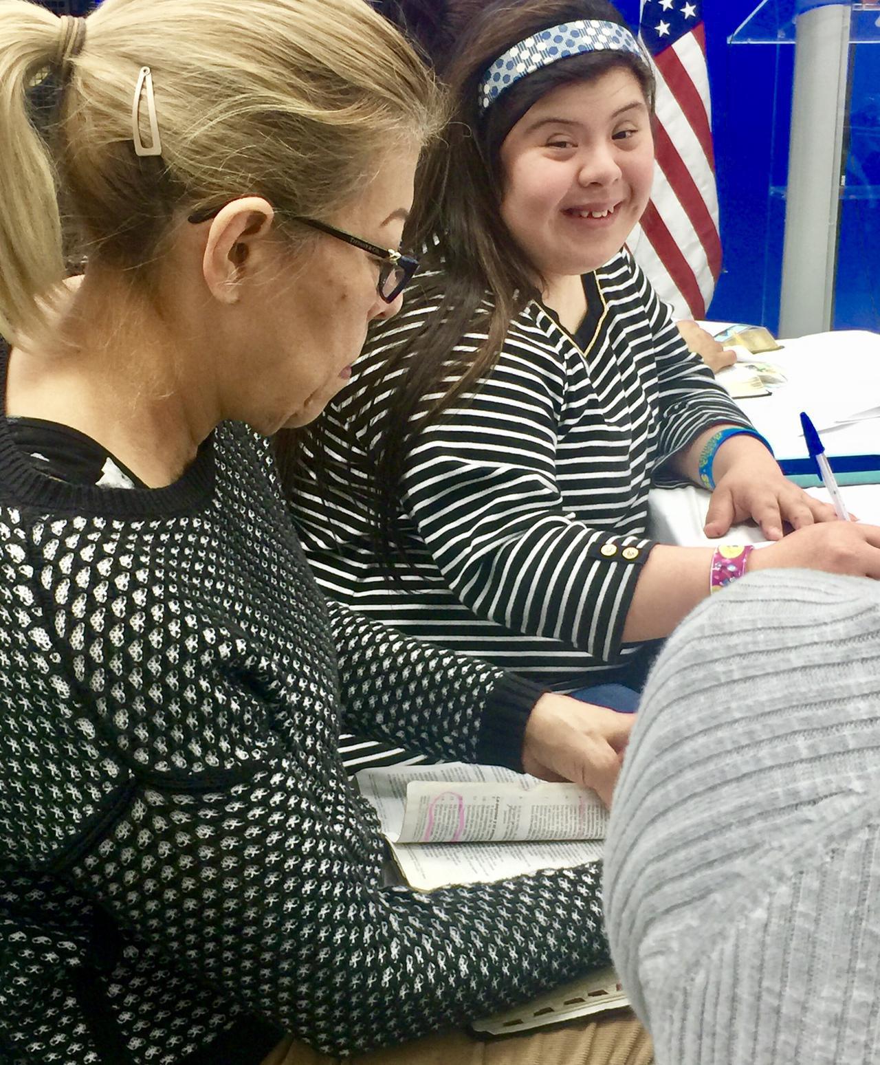 Todos felices de aprender en la Iglesia Jesús es el Camino.