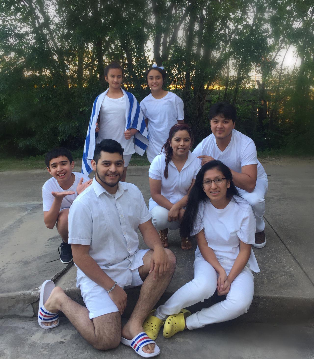 Jóvenes preparándose para ser bautizados, ¡whooohooo! 😄 🎉