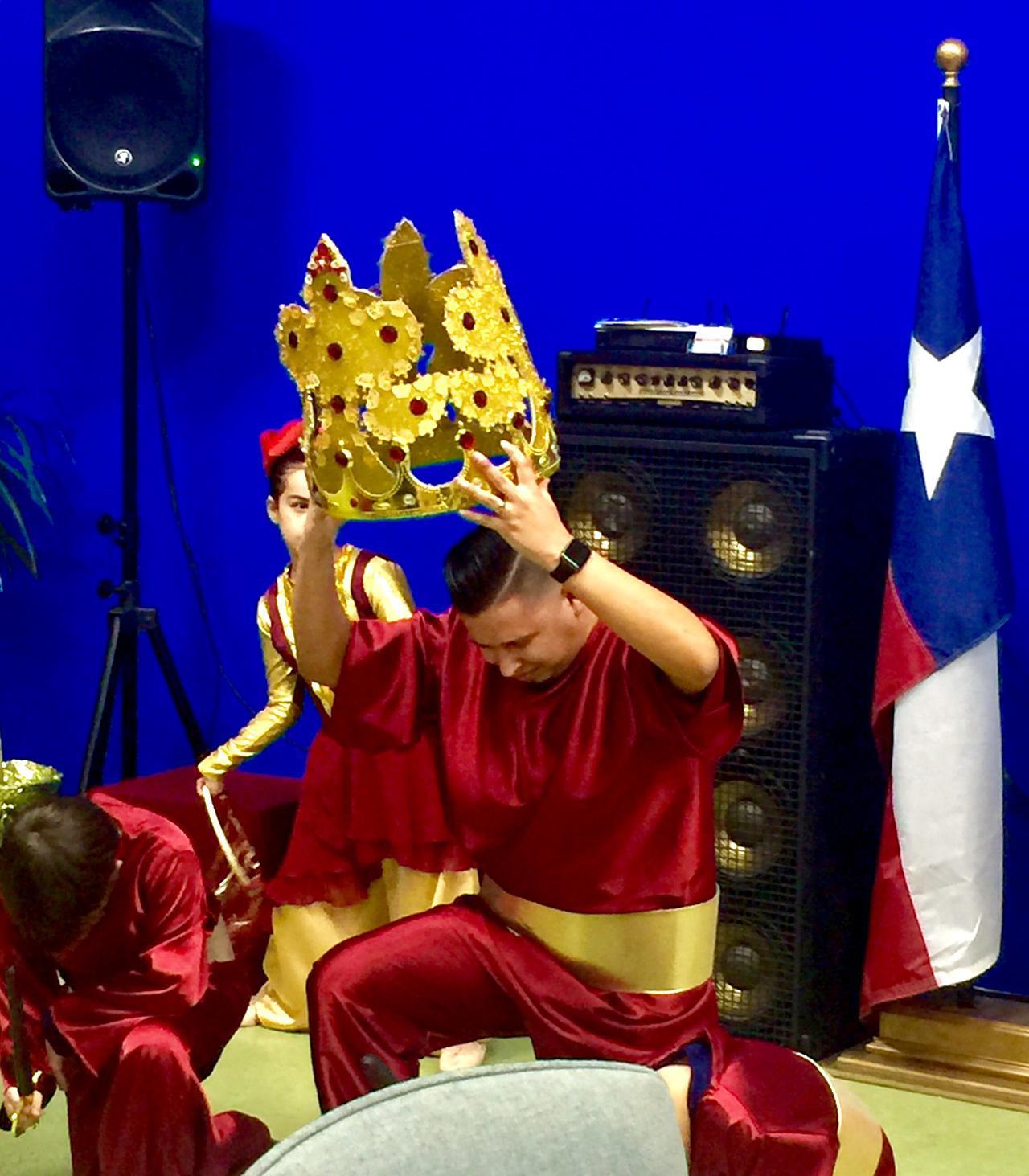 Cena de Navidad, Carlos interpretando una danza especial para Navidad.