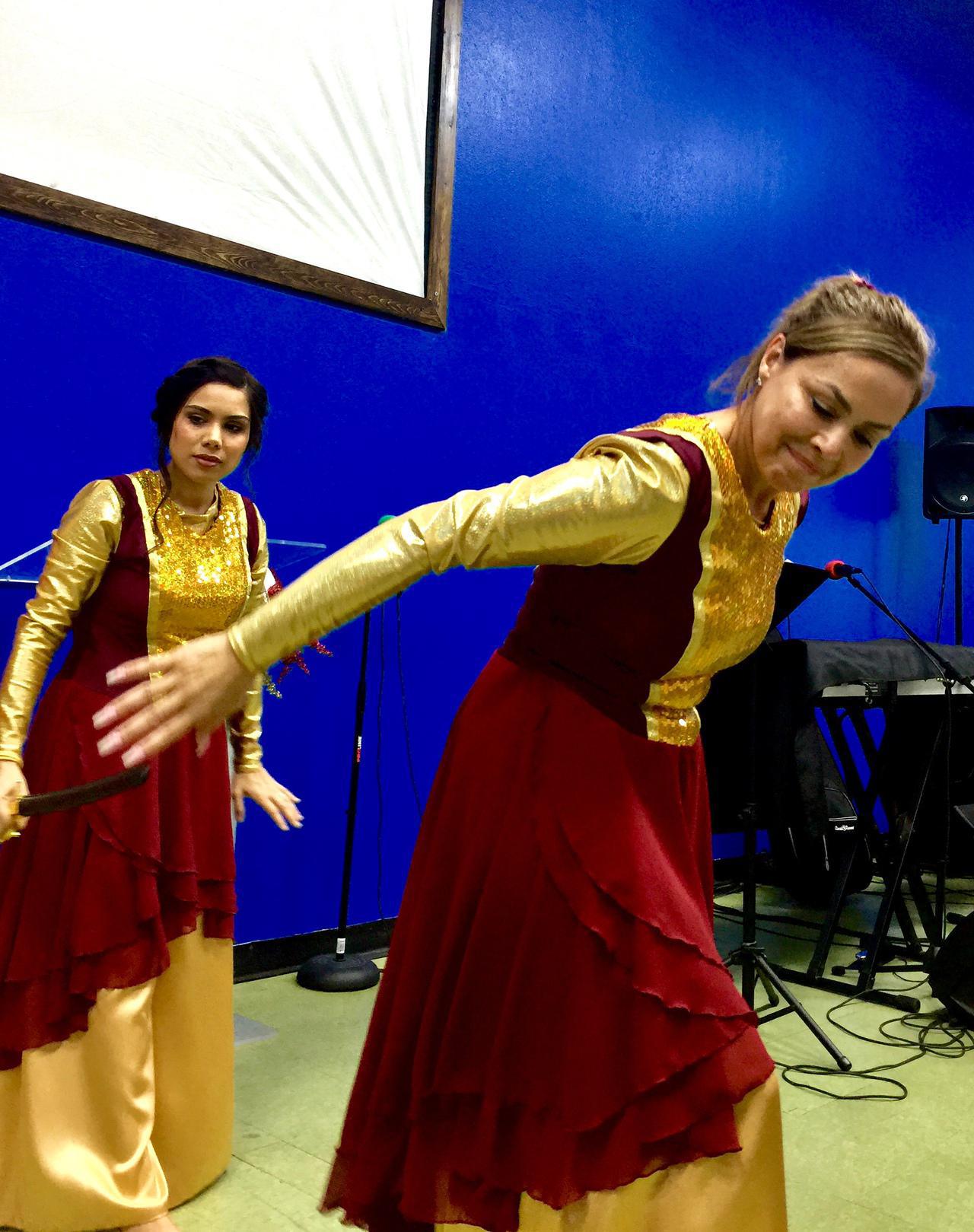 Cena de Navidad, Gladis y su hija Jazmín danzando en un especial.
