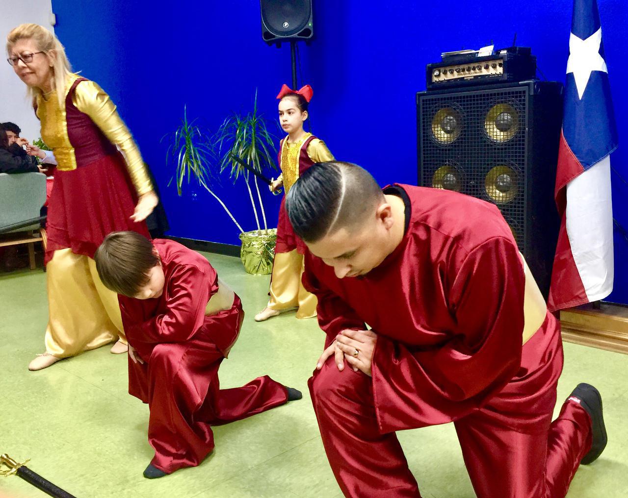 Cena de Navidad, en la danza de todas las edades glorifican a Jesús.