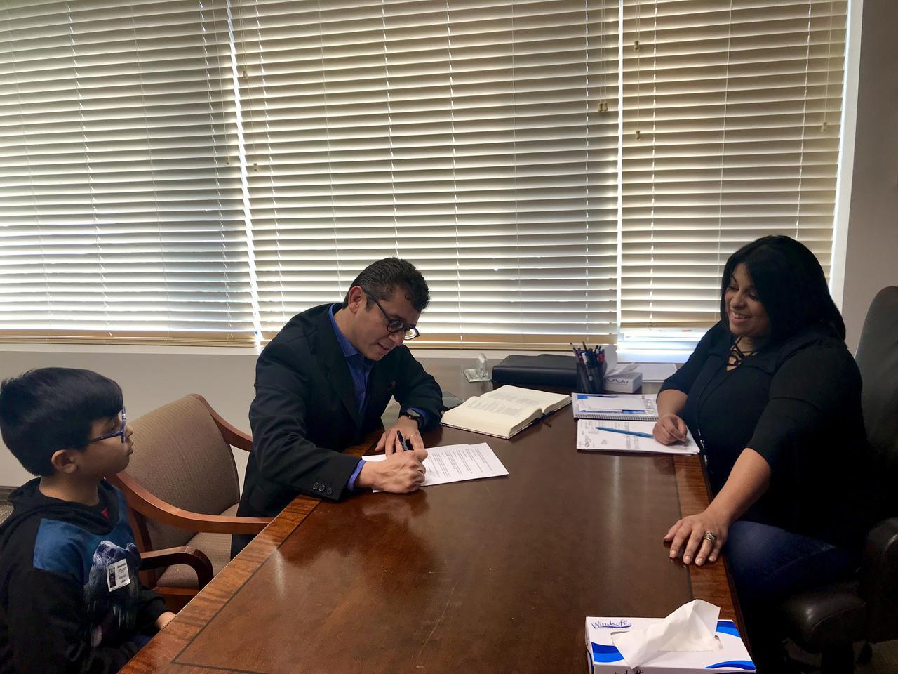 Terminando de firmar el contrato, ¡y con Allan Ojeda como testigo del evento!