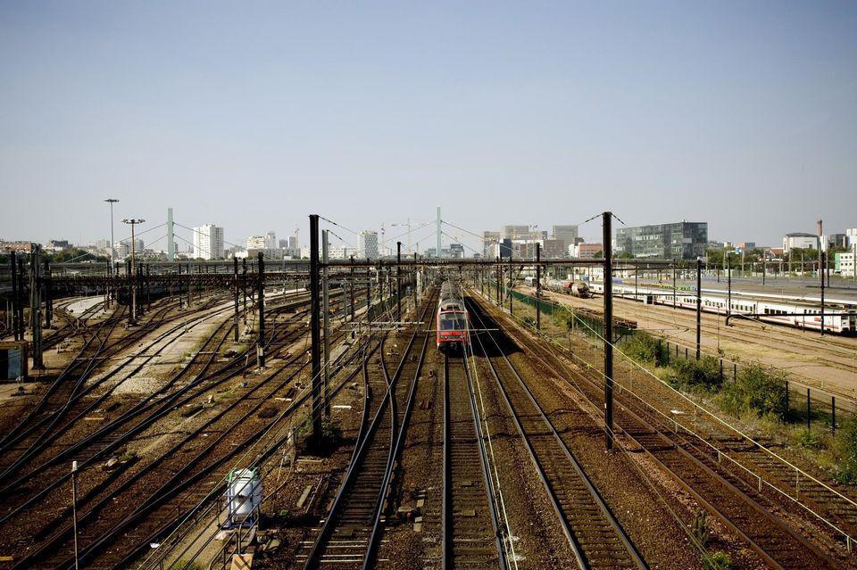 La SNCF veut-elle supprimer 56 lignes et 120 gares en France ?(Libération)